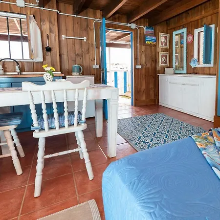 Wooden Cabin Next To The Beach Lejlighed