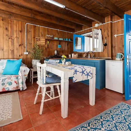 Wooden Cabin Next To The Beach Apartment